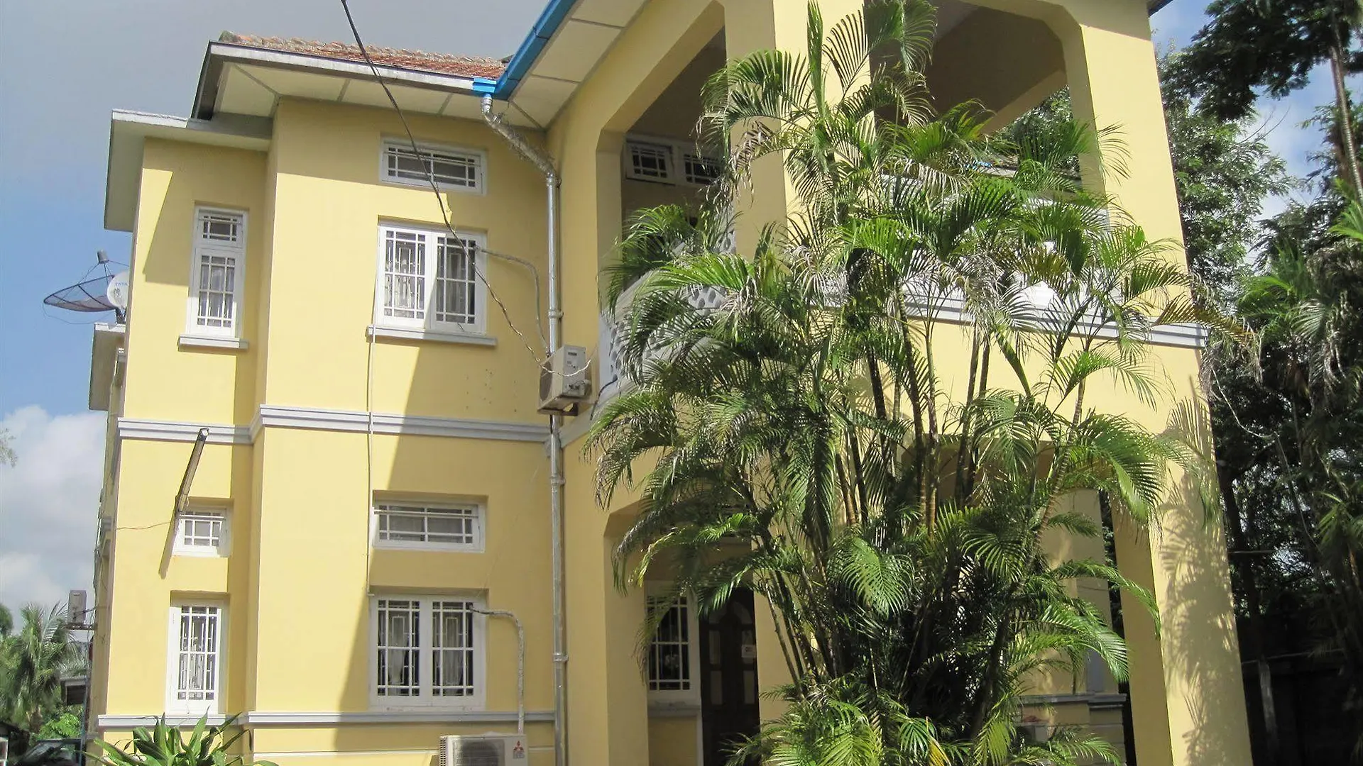 Golden Guest Inn Yangon 2*,