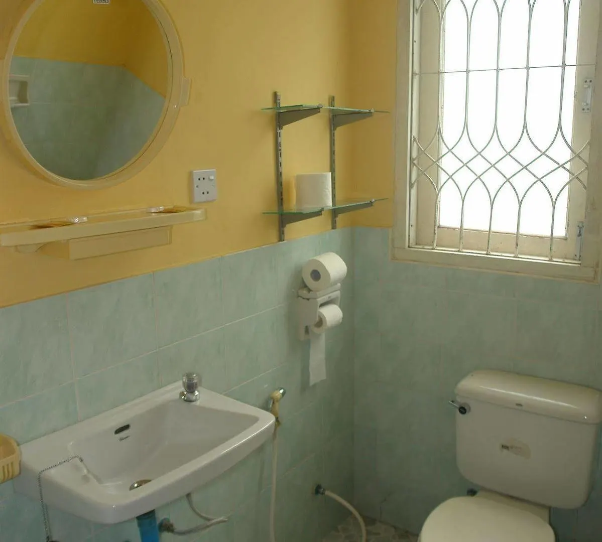 Golden Guest Inn Yangon 2*,